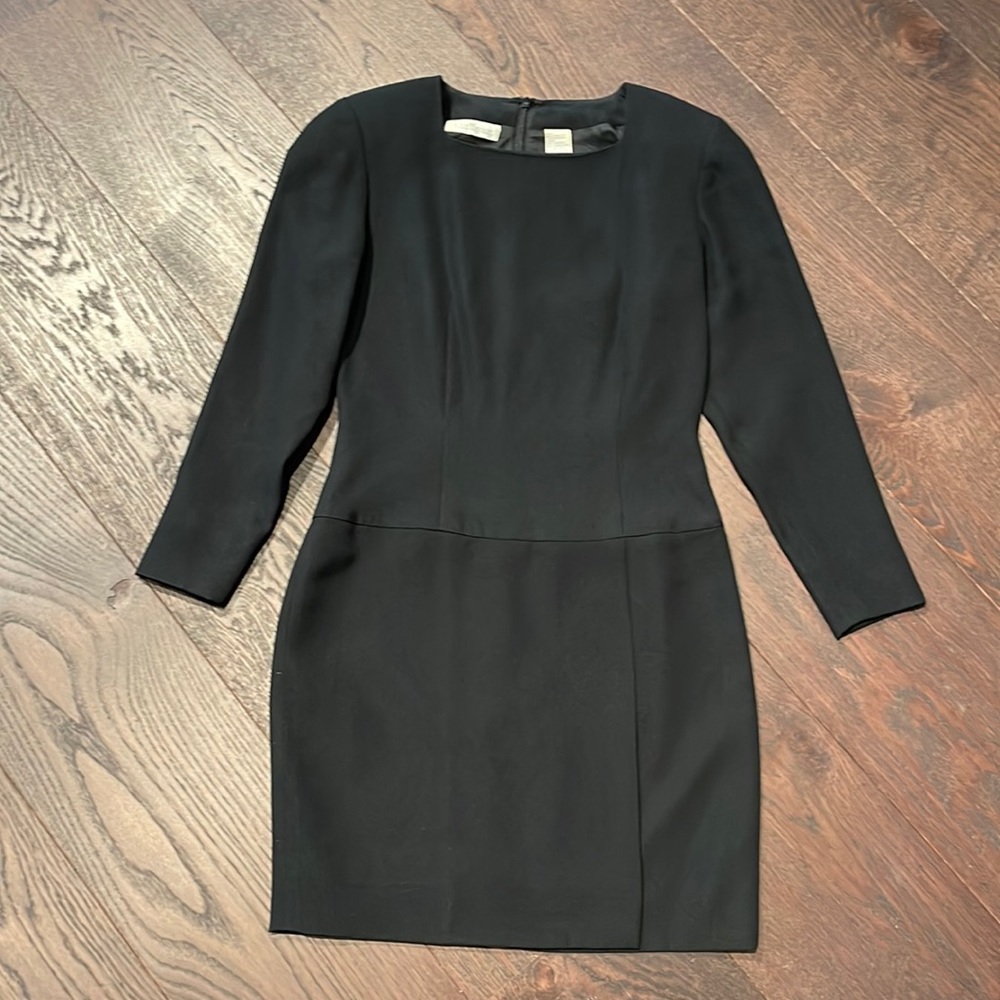 Discrete black dress with square neckline